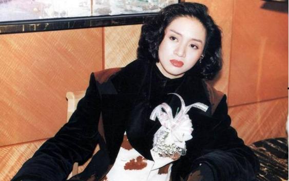 梅艳芳在香港的背景,香港乐坛传奇，璀璨星空下的永恒女神